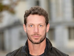 Kisah Haru Aktor Tewas Ditembak Saat Melindungi Teman Wanita dari Penjahat