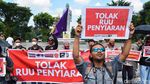 Potret Aksi Tolak Revisi RUU Penyiaran di Surabaya
