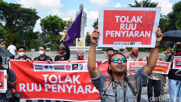 Jurnalis dan kelompok masyarakat di Surabaya menggelar aksi menolak RUU Penyiaran Jurnalis dan kelompok masyarakat di Surabaya menggelar aksi menolak RUU Penyiaran