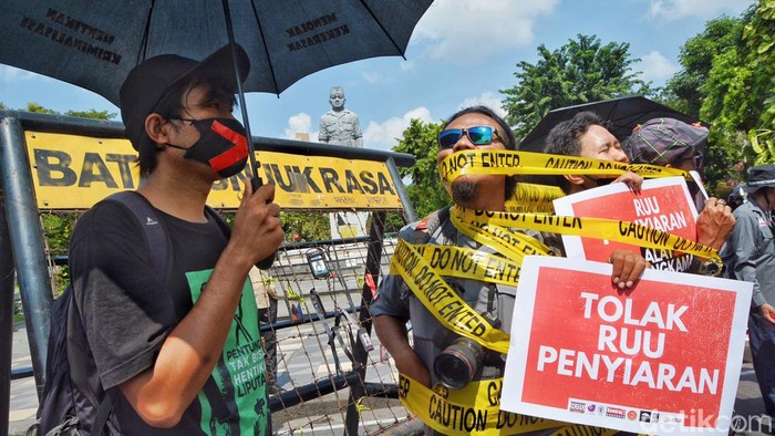 Jurnalis dan kelompok masyarakat di Surabaya menggelar aksi menolak RUU Penyiaran