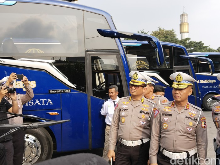 Kakorlantas Polri Irjen Aan Suhanan saat meninjau ramp check di salah satu pool bus pariwisata di Kota Bandung.