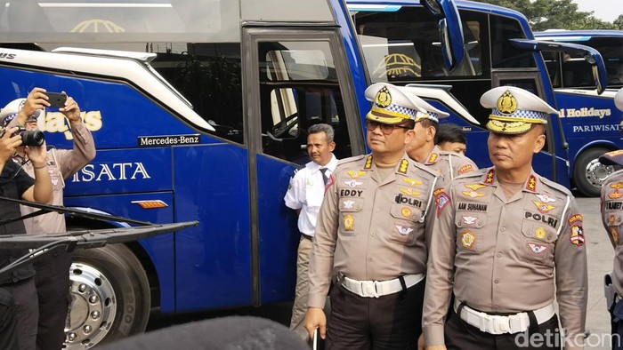 Kakorlantas Polri Irjen Aan Suhanan saat meninjau ramp check di salah satu pool bus pariwisata di Kota Bandung.