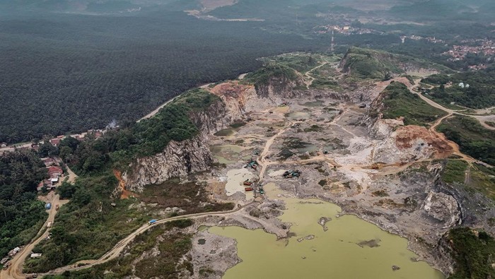 Foto aerial sejumlah truk berada di Kantong Parkir Parung Panjang, Kabupaten Bogor, Jawa Barat, Senin (27/5/2024). Pemerintah setempat menyediakan lahan parkir seluas 2,8 hektare yang dapat menampung 800 truk untuk mendukung penerapan jam operasional truk tambang pukul 22.00-05.00 WIB sebagai upaya mengatasi kecelakaan lalu lintas dan kerusakan jalan akibat truk. ANTARA FOTO/Sulthony Hasanuddin/aww.