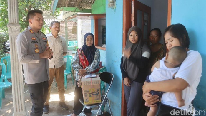 Kapolres Probolinggo mengunjungi bayi 8 bulan yang dianiaya ayah kandung.