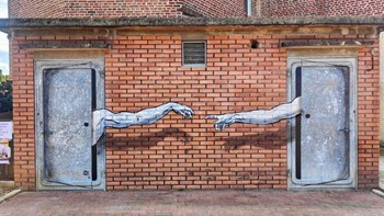 Ia pun senang berjalan kaki karena dari situlah ia menemukan tempat-tempat menarik yang bisa ia jadikan tempat lukisannya. Seperti bangunan tua ini yang disulap menjadi lukisan kreatif. Foto: Instagram/oakoak_street_art