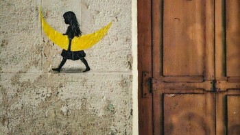 Tak hanya kota tinggalnya saja, ia bahkan pernah keluar negeri untuk mengasah kemampuannya mulai dari Brasil hingga China. Ia juga pernah berkolaborasi dengan seniman jalanan dari berbagai dunia diantaranya Fra Biancoshock (Italia), The Wa (Jerman), Bulbe (Prancis), Zabou (Inggris). Foto: Instagram/oakoak_street_art