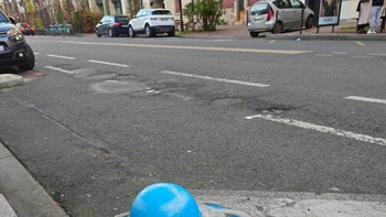 Selain lewat website pribadinya, ia juga kerap membagikan hasil karyanya di Facebook dan Instagram yang kini telah memiliki ratusan ribu followers. Foto: Instagram/oakoak_street_art