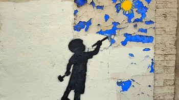 Di antaranya seperti trotoar, rambu lalu lintas, tembok jalanan hingga fasilitas umum. Foto: Instagram/oakoak_street_art