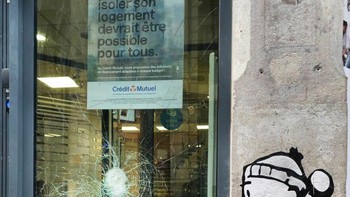 Ia mampu menciptakan lukisan yang padu dengan lingkungan sekitarnya. Hasilnya pun jadi lebih hidup, lucu, unik dan bercerita. Foto: Instagram/oakoak_street_art