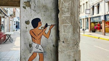 Saya berasal dari kota industri yang sedang berkembang, saya ingin membuat kota ini lebih hidup dan lucu. Memasukkan sedikit sisi humor menjadi aspek yang sangat penting di setiap karya yang saya ciptakan, ucapnya sebagaimana dikutip detikINET dari Boredpanda. Foto: Instagram/oakoak_street_art