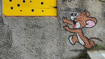 Karya OaKoAk pun meski sederhana tapi mampu membuat orang-orang yang melihatnya terpana. Foto: Instagram/oakoak_street_art