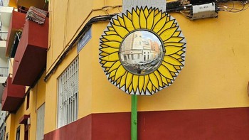 Seperti kaca jalanan ini , ia menyulapnya seperti matahari. Foto: Instagram/oakoak_street_art