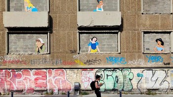 Para princess Disney yang menanti kedatangan sang pangeran. Foto: Instagram/oakoak_street_art