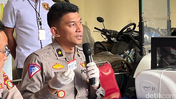 Kasi SIM Satpas Daan Mogot, Kompol Rezha Rahandi, menjelaskan perbedaan SIM dan KTP yang asli dengan yang palsu (Rifka A/detikcom)