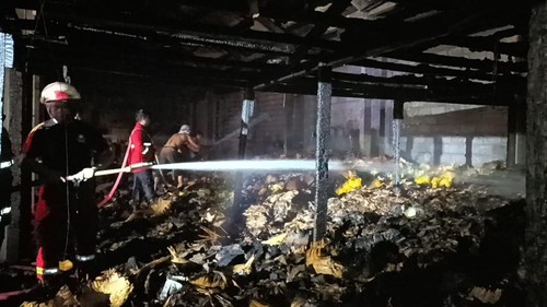 Kebakaran kerajinan Lampu hias dari kayu dan bambu di Banjar Jasri, Desa Belega, Kecamatan Blahbatuh, Gianyar, Selasa (28/5/2024).