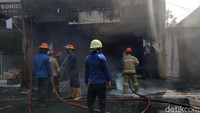Beruntung api segera dipadamkan oleh petugas Damkar Sidoarjo.
