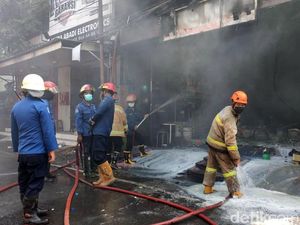Kebakaran Toko Cat Sinar Jaya Krian Padam Setelah 7 Jam