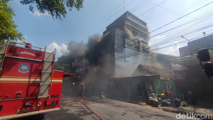 Kebakaran Toko Cat di Sidoarjo