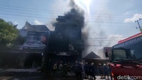 Kebakaran ini terjadi sekitar pukul 10.15 WIB.
