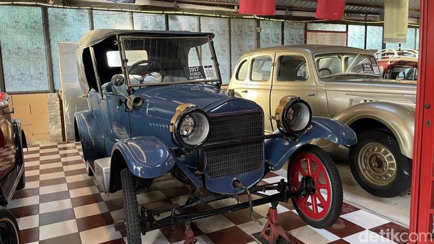 Bali nggak hanya menawarkan keindahan alam dan budaya. Traveler pecinta otomotif kini punya destinasi yang wajib dikunjungi. Garasi yang menjadi rumah 190 mobil klasik.