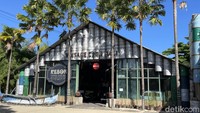 Garasi mobil klasik ini berlokasi tak jauh dari pusat Kota Denpasar, tepatnya di Jalan Tegal Harum No 13, Biaung, Desa Kesiman Kertalangu, Denpasar Timur. Untuk melihat berbagai koleksi mobil antik ini, setiap pengunjung dikenakan harga Rp 100.000 untuk dewasa, Rp 50.000 untuk anak-anak, dan gratis untuk anak dibawah 6 tahun.  