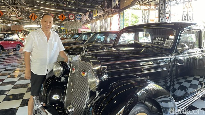 Bali nggak hanya menawarkan keindahan alam dan budaya. Traveler pecinta otomotif kini punya destinasi yang wajib dikunjungi. Garasi yang menjadi rumah 190 mobil klasik.