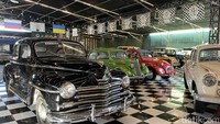 Beberapa mobil antik yang dipajang di Kebon Vintage Cars Bali memiliki kisah tersendiri. Salah satunya mobil berwarna hitam dengan merek Plymouth Hudson Hornet keluaran tahun 1948. Pada Surat BPKB nya tertera nama Fatmawati yang merupakan istri presiden RI pertama, Sukarno. Mobil ini didapatkan oleh Jos pada tahun 2006 dengan harga Rp 9 juta.  