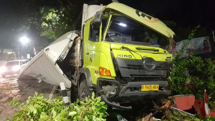 Kondisi truk rusak usai kecelakaan.
