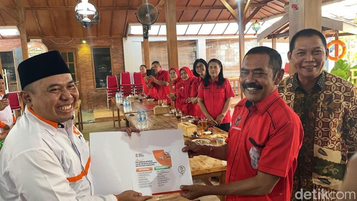PKS menyerahkan hasil penjaringan Pilwalkot Solo ke PDIP. Dari hasil penjaringan itu ada Teguh Prakosa yang merupakan kader PDIP.
