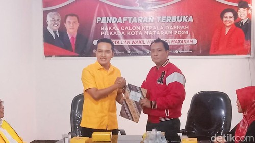 Sekretaris DPD Golkar NTB Firadz Pariska (kiri) dan Ketua DPC PDIP Kota Mataram Made Slamet (kanan) saat serah terima berkas pendaftaran pada Selasa (28/5/2024).