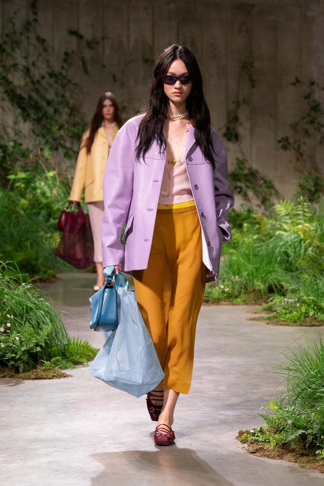 Inilah koleksi terbaru Gucci Resort 2025 yang ditampilkan dalam fashion show yang digelar di galeri seni Tate Modern, London. Pertunjukan terakhir Gucci di London adalah pada tahun 2016. Pada 2024, Creative Director Gucci Sabato De Sarno mengatakan dalam pernyataannya bahwa ia tertarik untuk mengadakan pertunjukan di ibukota Inggris karena pengalamannya pribadi tentang toleransi dan pandangan London. Foto: Dok. Gucci.