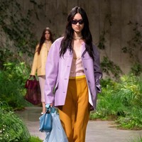 Inilah koleksi terbaru Gucci Resort 2025 yang ditampilkan dalam fashion show yang digelar di galeri seni Tate Modern, London. Pertunjukan terakhir Gucci di London adalah pada tahun 2016. Pada 2024, Creative Director Gucci Sabato De Sarno mengatakan dalam pernyataannya bahwa ia tertarik untuk mengadakan pertunjukan di ibukota Inggris karena pengalamannya pribadi tentang toleransi dan pandangan London. Foto: Dok. Gucci.