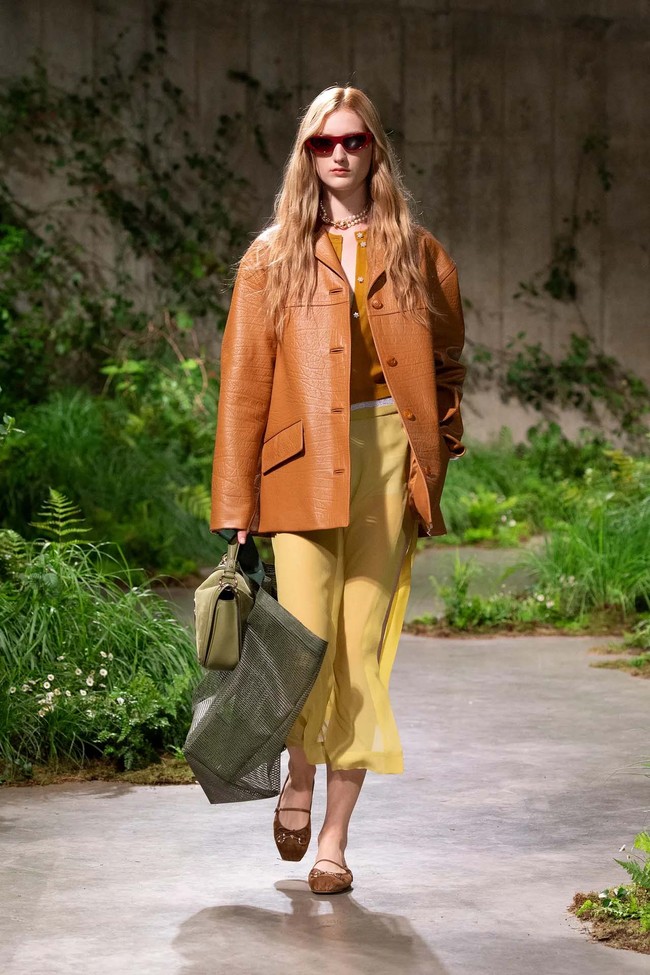 Inilah koleksi terbaru Gucci Resort 2025 yang ditampilkan dalam fashion show yang digelar di galeri seni Tate Modern, London. Pertunjukan terakhir Gucci di London adalah pada tahun 2016. Pada 2024, Creative Director Gucci Sabato De Sarno mengatakan dalam pernyataannya bahwa ia tertarik untuk mengadakan pertunjukan di ibukota Inggris karena pengalamannya pribadi tentang toleransi dan pandangan London. Foto: Dok. Gucci.