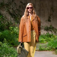 Inilah koleksi terbaru Gucci Resort 2025 yang ditampilkan dalam fashion show yang digelar di galeri seni Tate Modern, London. Pertunjukan terakhir Gucci di London adalah pada tahun 2016. Pada 2024, Creative Director Gucci Sabato De Sarno mengatakan dalam pernyataannya bahwa ia tertarik untuk mengadakan pertunjukan di ibukota Inggris karena pengalamannya pribadi tentang toleransi dan pandangan London. Foto: Dok. Gucci.