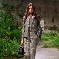 Inilah koleksi terbaru Gucci Resort 2025 yang ditampilkan dalam fashion show yang digelar di galeri seni Tate Modern, London. Pertunjukan terakhir Gucci di London adalah pada tahun 2016. Pada 2024, Creative Director Gucci Sabato De Sarno mengatakan dalam pernyataannya bahwa ia tertarik untuk mengadakan pertunjukan di ibukota Inggris karena pengalamannya pribadi tentang toleransi dan pandangan London. Foto: Dok. Gucci.