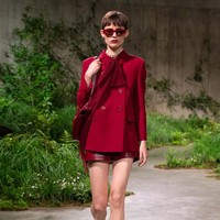 Inilah koleksi terbaru Gucci Resort 2025 yang ditampilkan dalam fashion show yang digelar di galeri seni Tate Modern, London. Pertunjukan terakhir Gucci di London adalah pada tahun 2016. Pada 2024, Creative Director Gucci Sabato De Sarno mengatakan dalam pernyataannya bahwa ia tertarik untuk mengadakan pertunjukan di ibukota Inggris karena pengalamannya pribadi tentang toleransi dan pandangan London. Foto: Dok. Gucci.