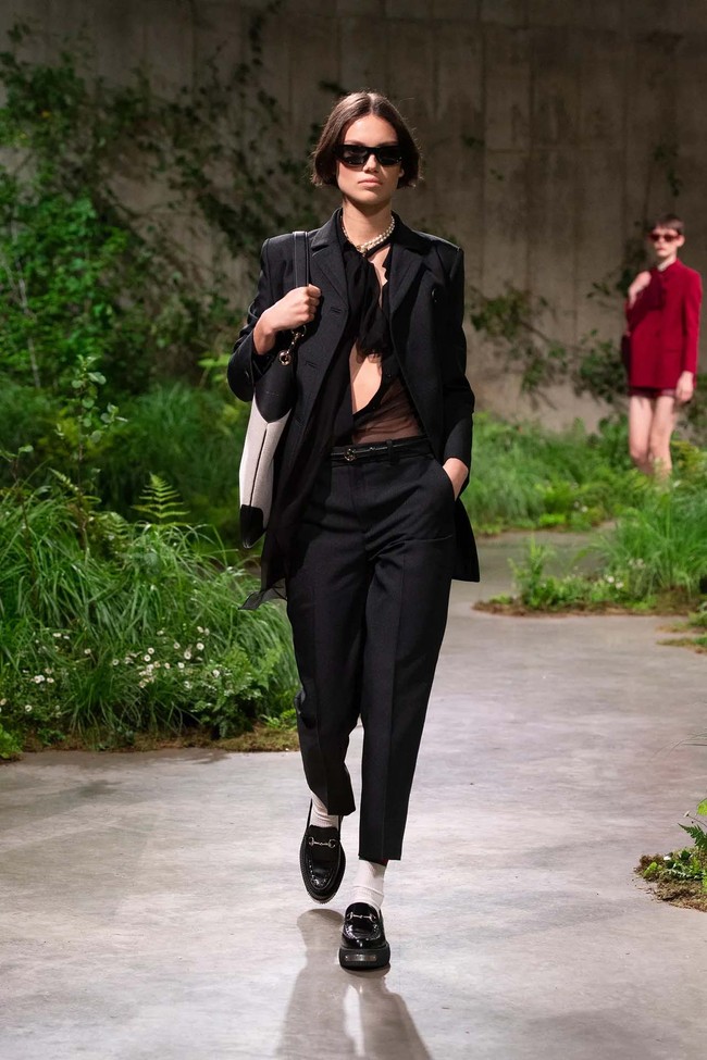 Inilah koleksi terbaru Gucci Resort 2025 yang ditampilkan dalam fashion show yang digelar di galeri seni Tate Modern, London. Pertunjukan terakhir Gucci di London adalah pada tahun 2016. Pada 2024, Creative Director Gucci Sabato De Sarno mengatakan dalam pernyataannya bahwa ia tertarik untuk mengadakan pertunjukan di ibukota Inggris karena pengalamannya pribadi tentang toleransi dan pandangan London. Foto: Dok. Gucci.