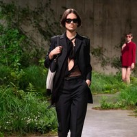 Inilah koleksi terbaru Gucci Resort 2025 yang ditampilkan dalam fashion show yang digelar di galeri seni Tate Modern, London. Pertunjukan terakhir Gucci di London adalah pada tahun 2016. Pada 2024, Creative Director Gucci Sabato De Sarno mengatakan dalam pernyataannya bahwa ia tertarik untuk mengadakan pertunjukan di ibukota Inggris karena pengalamannya pribadi tentang toleransi dan pandangan London. Foto: Dok. Gucci.