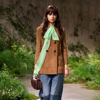 Inilah koleksi terbaru Gucci Resort 2025 yang ditampilkan dalam fashion show yang digelar di galeri seni Tate Modern, London. Pertunjukan terakhir Gucci di London adalah pada tahun 2016. Pada 2024, Creative Director Gucci Sabato De Sarno mengatakan dalam pernyataannya bahwa ia tertarik untuk mengadakan pertunjukan di ibukota Inggris karena pengalamannya pribadi tentang toleransi dan pandangan London. Foto: Dok. Gucci.