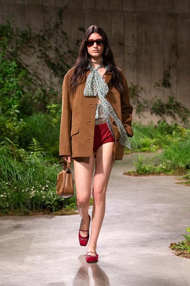 Inilah koleksi terbaru Gucci Resort 2025 yang ditampilkan dalam fashion show yang digelar di galeri seni Tate Modern, London. Pertunjukan terakhir Gucci di London adalah pada tahun 2016. Pada 2024, Creative Director Gucci Sabato De Sarno mengatakan dalam pernyataannya bahwa ia tertarik untuk mengadakan pertunjukan di ibukota Inggris karena pengalamannya pribadi tentang toleransi dan pandangan London. Foto: Dok. Gucci.