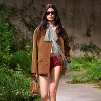 Inilah koleksi terbaru Gucci Resort 2025 yang ditampilkan dalam fashion show yang digelar di galeri seni Tate Modern, London. Pertunjukan terakhir Gucci di London adalah pada tahun 2016. Pada 2024, Creative Director Gucci Sabato De Sarno mengatakan dalam pernyataannya bahwa ia tertarik untuk mengadakan pertunjukan di ibukota Inggris karena pengalamannya pribadi tentang toleransi dan pandangan London. Foto: Dok. Gucci.