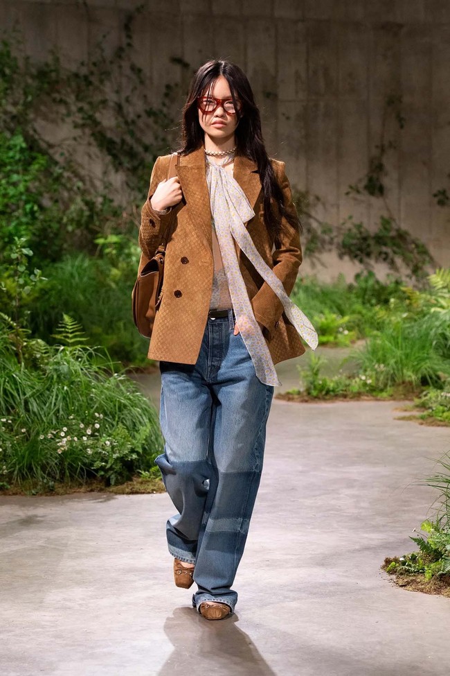 Inilah koleksi terbaru Gucci Resort 2025 yang ditampilkan dalam fashion show yang digelar di galeri seni Tate Modern, London. Pertunjukan terakhir Gucci di London adalah pada tahun 2016. Pada 2024, Creative Director Gucci Sabato De Sarno mengatakan dalam pernyataannya bahwa ia tertarik untuk mengadakan pertunjukan di ibukota Inggris karena pengalamannya pribadi tentang toleransi dan pandangan London. Foto: Dok. Gucci.