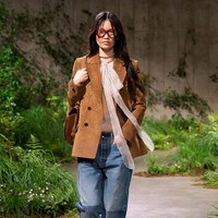 Inilah koleksi terbaru Gucci Resort 2025 yang ditampilkan dalam fashion show yang digelar di galeri seni Tate Modern, London. Pertunjukan terakhir Gucci di London adalah pada tahun 2016. Pada 2024, Creative Director Gucci Sabato De Sarno mengatakan dalam pernyataannya bahwa ia tertarik untuk mengadakan pertunjukan di ibukota Inggris karena pengalamannya pribadi tentang toleransi dan pandangan London. Foto: Dok. Gucci.