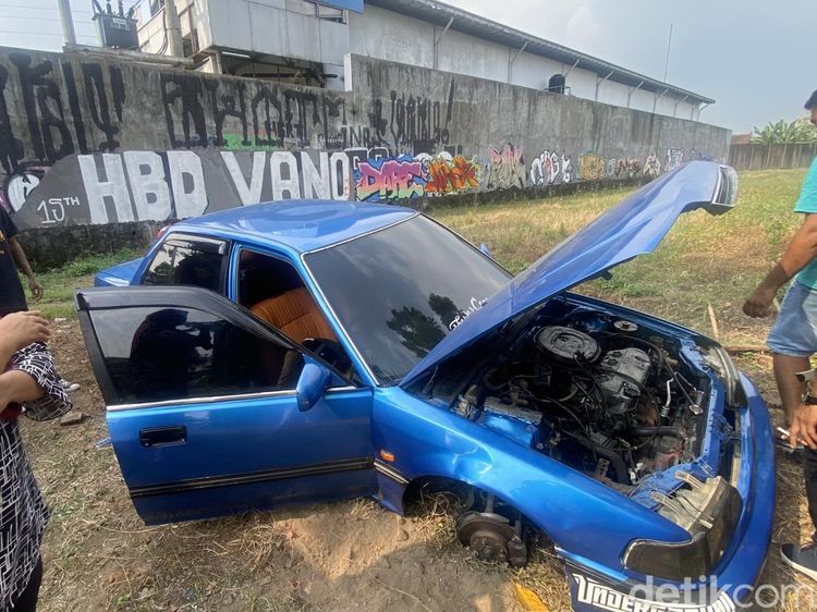 Foto Mobil Civic Agatha yang Raib 4 Rodanya di Ring Road Sleman