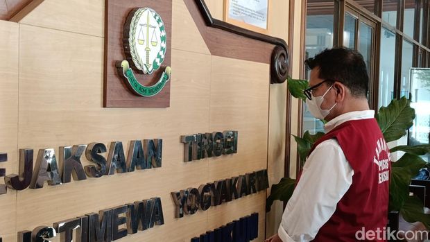Direktur Utama PT Taru Martani Nur Achmad Affandi mengenakan rompi tersangka atas kasus korupsi anggaran perusahaan, Selasa (28/5/2024).