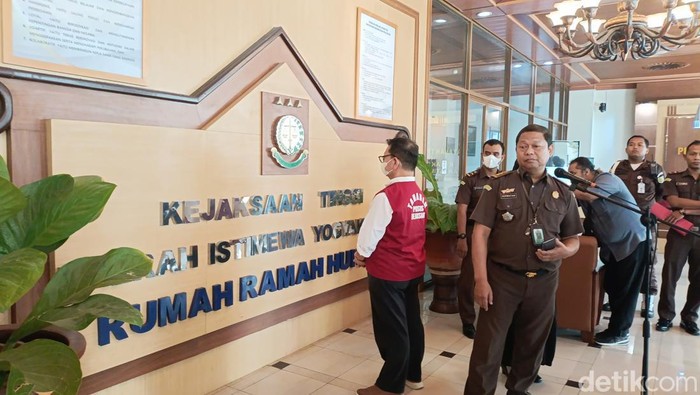 Direktur Utama PT Taru Martani Nur Achmad Affandi mengenakan rompi tersangka atas kasus korupsi anggaran perusahaan, Selasa (28/5/2024).