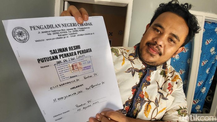 Kuasa hukum Elis memperlihatkan hasil putusan PK atas lahan yang terkena pembebasann tol