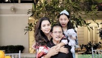 Dalam rangka merayakan tahun baru, penyanyi ini mengadakan acara ‘pajamas party’ dengan suami dan anak tercinta. Di meja sudah ada berbagai macam makanan, mulai dari tart, jelly, sampai makaroni. Foto: Instagram @mayangsari_official