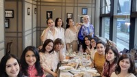 Tidak hanya bersama keluarga, istri Bambang Trihatmodjo itu juga suka hangout dan makan-makan bersama temannya. Begini keseruan geng ‘kepompong’ saat makan di restoran mewah. Foto: Instagram @mayangsari_official