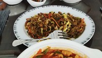 Mayangsari juga suka menikmati makanan-makanan di rumah. Kali ini ia menikmati makanan ala Korea, mulai dari tteokbokki, kimchi, hingga japchae. Foto: Instagram @mayangsari_official